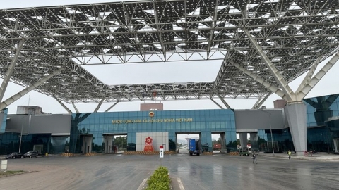 Hành khách được thông quan cửa khẩu Bắc Luân 2 từ ngày 11/12